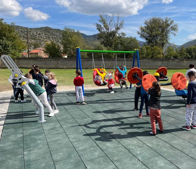 Изградба на првата инклузивна игралиште за деца со посебни потреби во основното училиште ‘Фаик Коница’ во селото Радуша, општина Сара